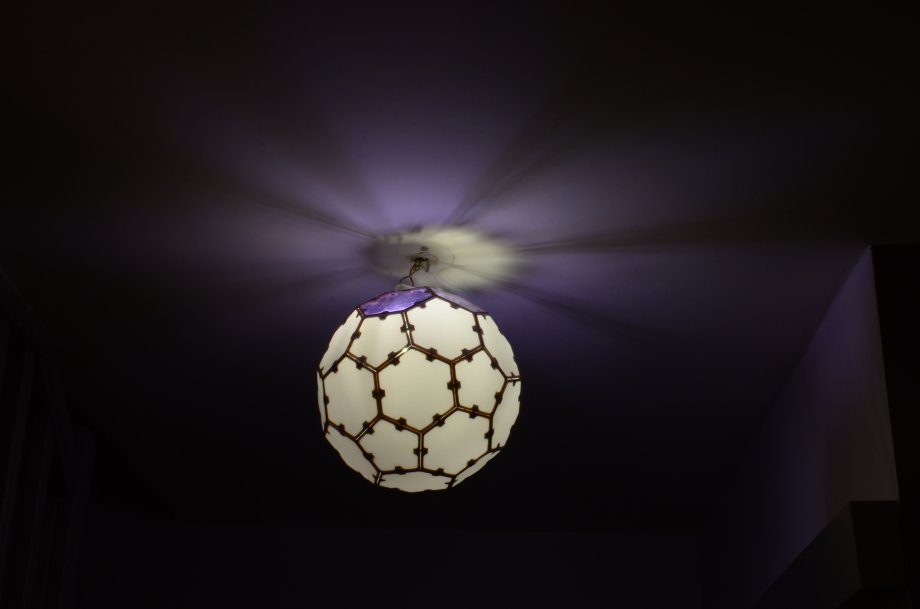 Lampe version bois, allumée, suspendue au plafond